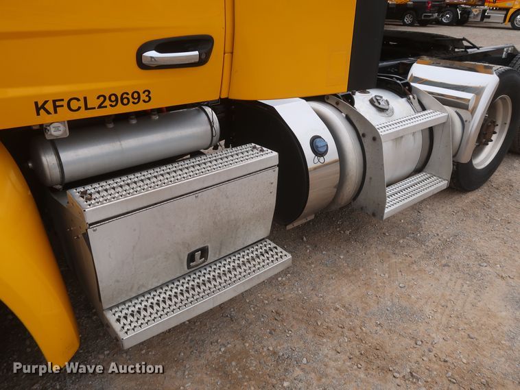 image for item KR9814 2016 Peterbilt 579  semi truck