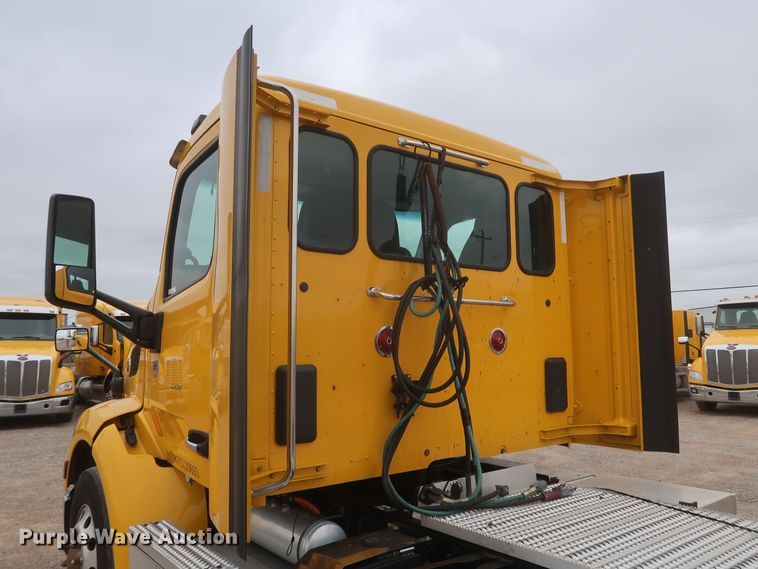 image for item KR9814 2016 Peterbilt 579  semi truck