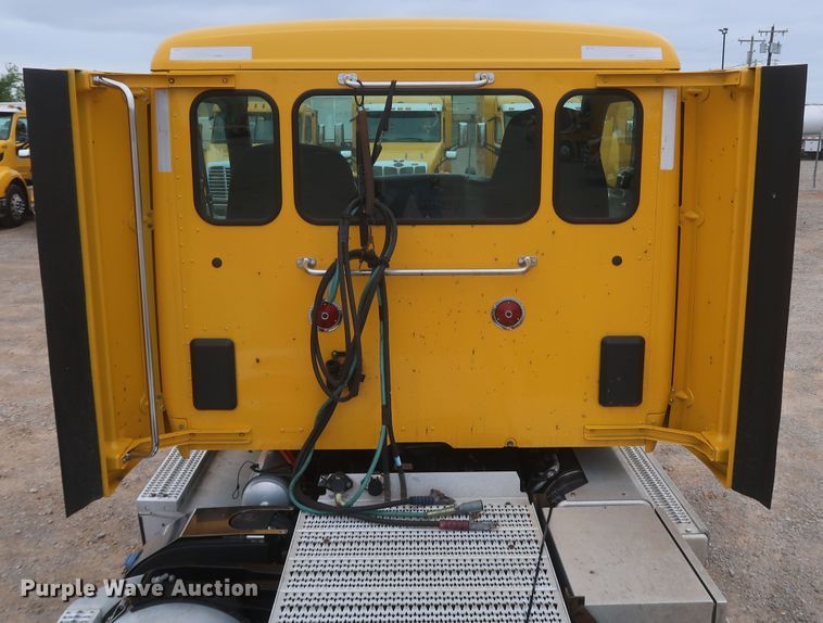 image for item KR9814 2016 Peterbilt 579  semi truck