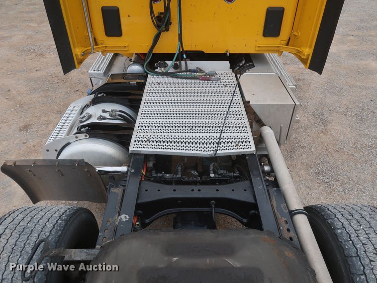 image for item KR9814 2016 Peterbilt 579  semi truck