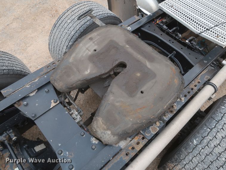 image for item KR9814 2016 Peterbilt 579  semi truck