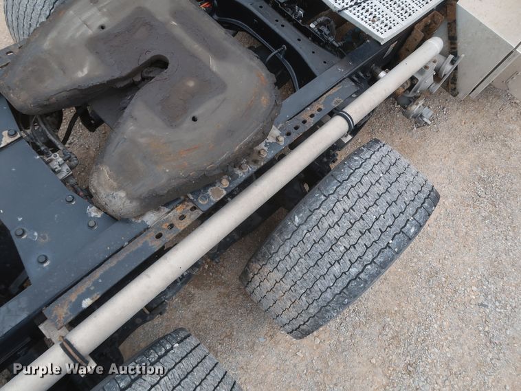 image for item KR9814 2016 Peterbilt 579  semi truck