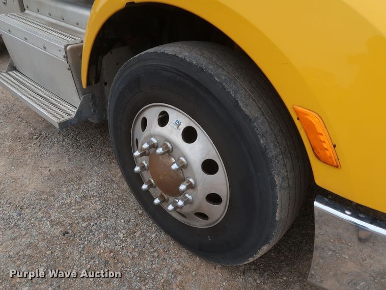 image for item KR9814 2016 Peterbilt 579  semi truck