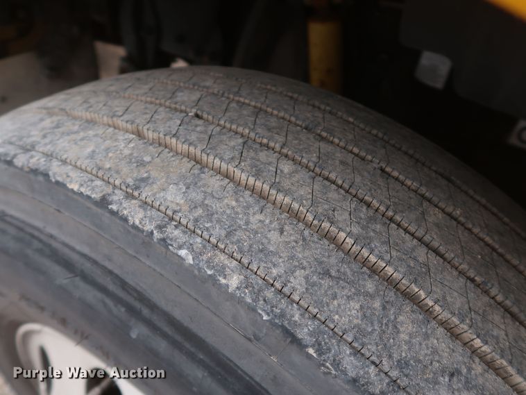 image for item KR9814 2016 Peterbilt 579  semi truck