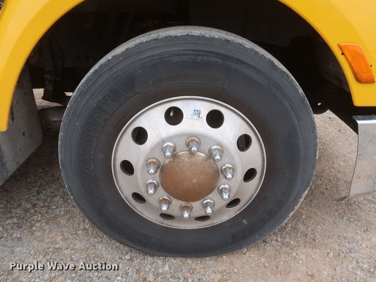 image for item KR9814 2016 Peterbilt 579  semi truck