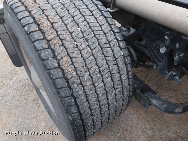 image for item KR9814 2016 Peterbilt 579  semi truck