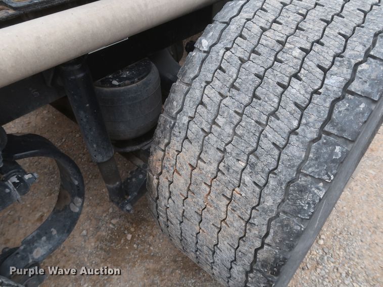 image for item KR9814 2016 Peterbilt 579  semi truck