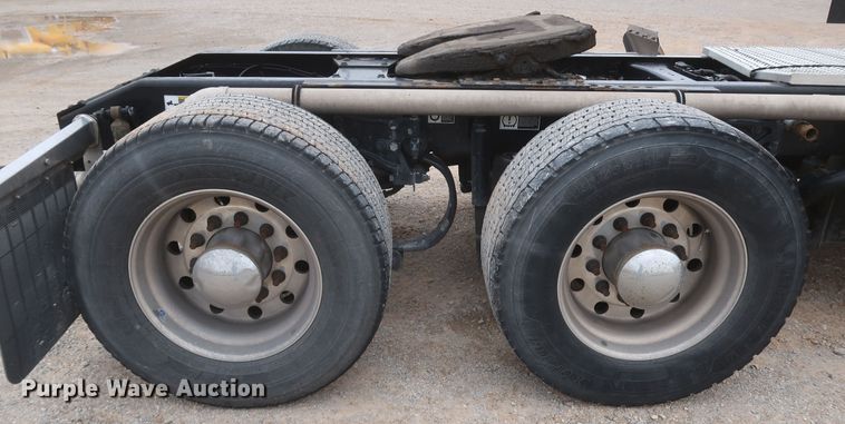 image for item KR9814 2016 Peterbilt 579  semi truck