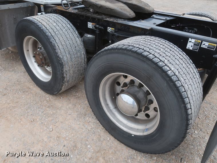 image for item KR9814 2016 Peterbilt 579  semi truck