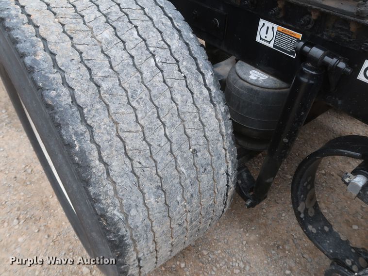 image for item KR9814 2016 Peterbilt 579  semi truck