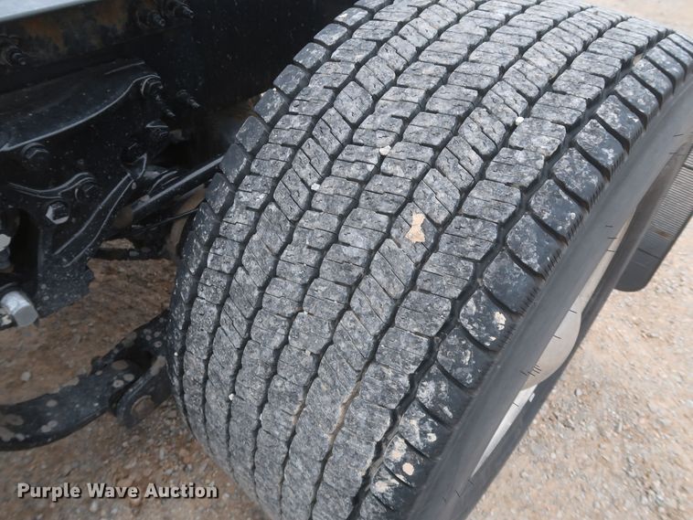 image for item KR9814 2016 Peterbilt 579  semi truck