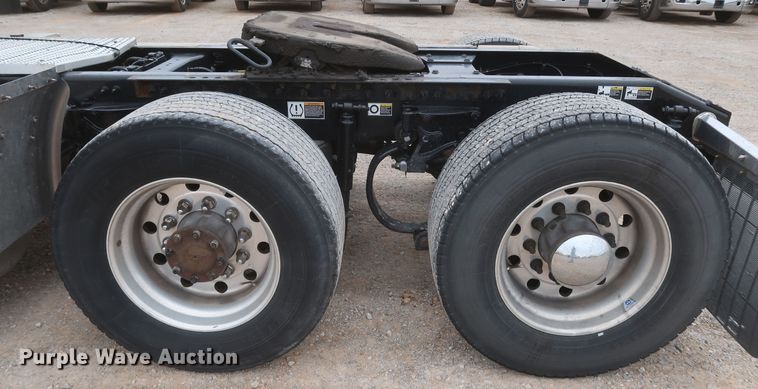 image for item KR9814 2016 Peterbilt 579  semi truck