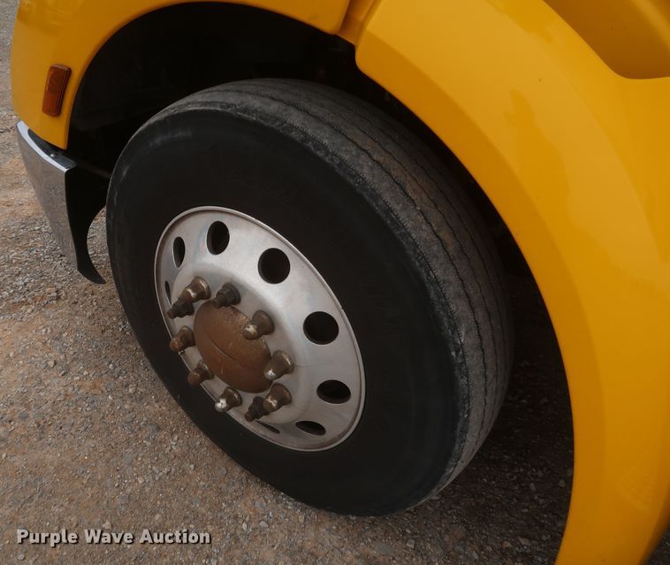 image for item KR9814 2016 Peterbilt 579  semi truck