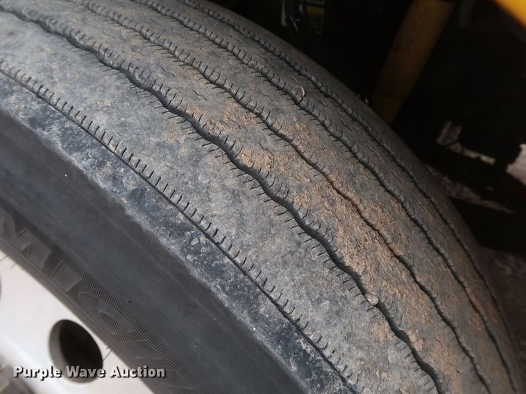 image for item KR9814 2016 Peterbilt 579  semi truck