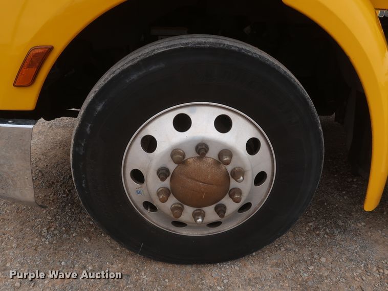 image for item KR9814 2016 Peterbilt 579  semi truck