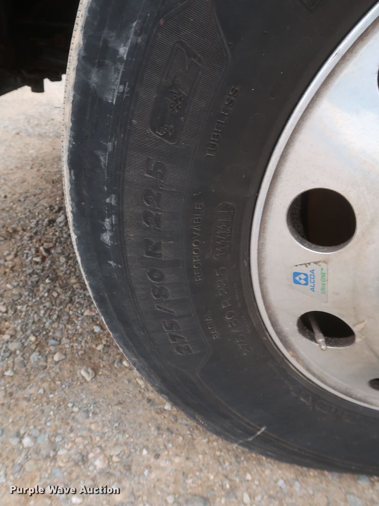 image for item KR9814 2016 Peterbilt 579  semi truck