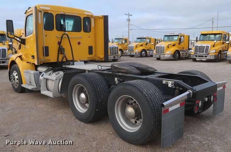 image for item KR9815 2016 Peterbilt 579  semi truck