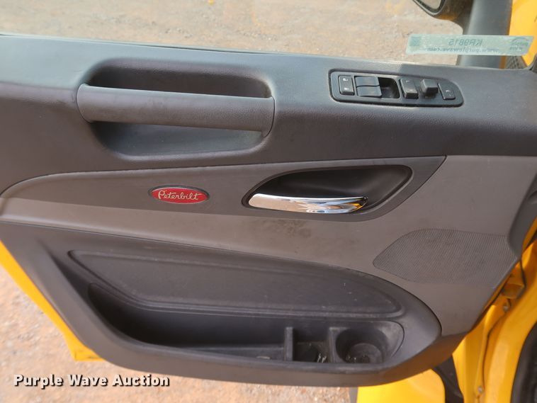 image for item KR9815 2016 Peterbilt 579  semi truck