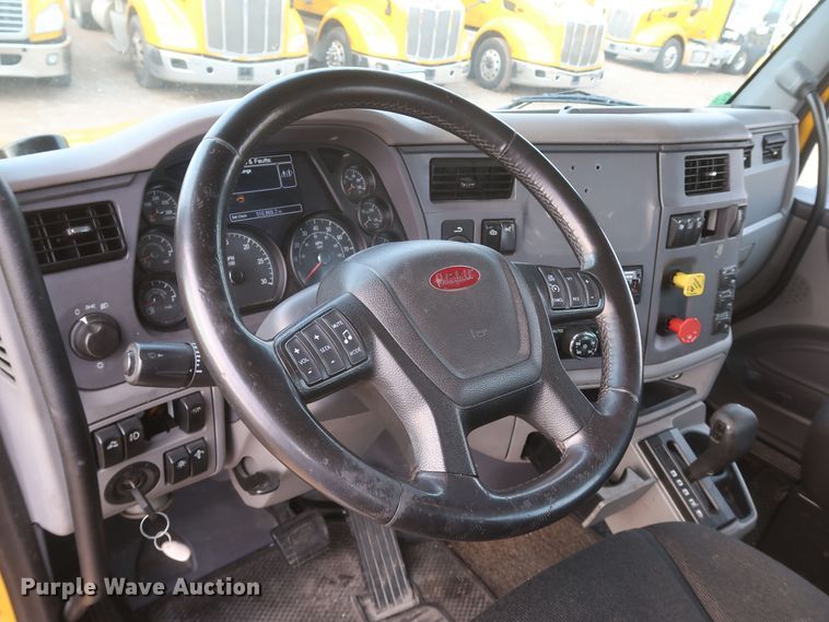 image for item KR9815 2016 Peterbilt 579  semi truck