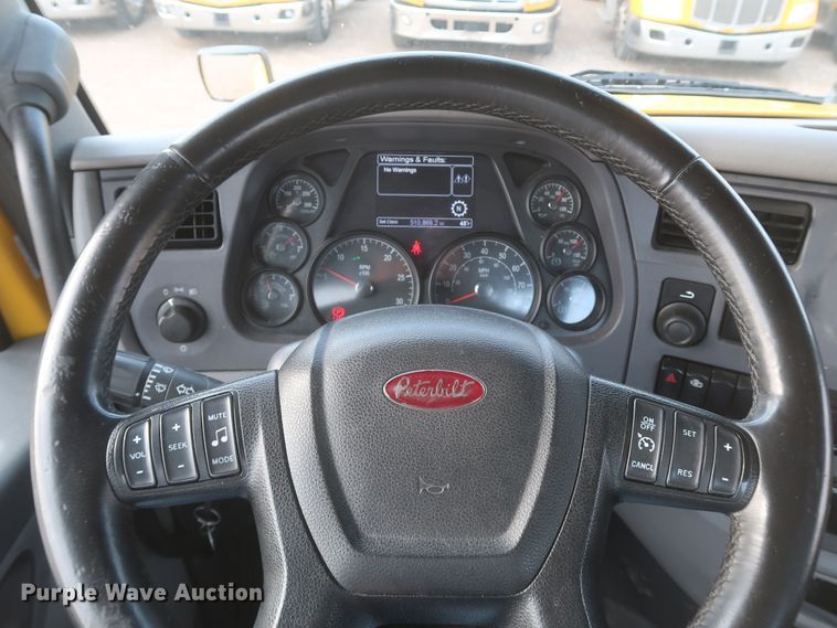 image for item KR9815 2016 Peterbilt 579  semi truck