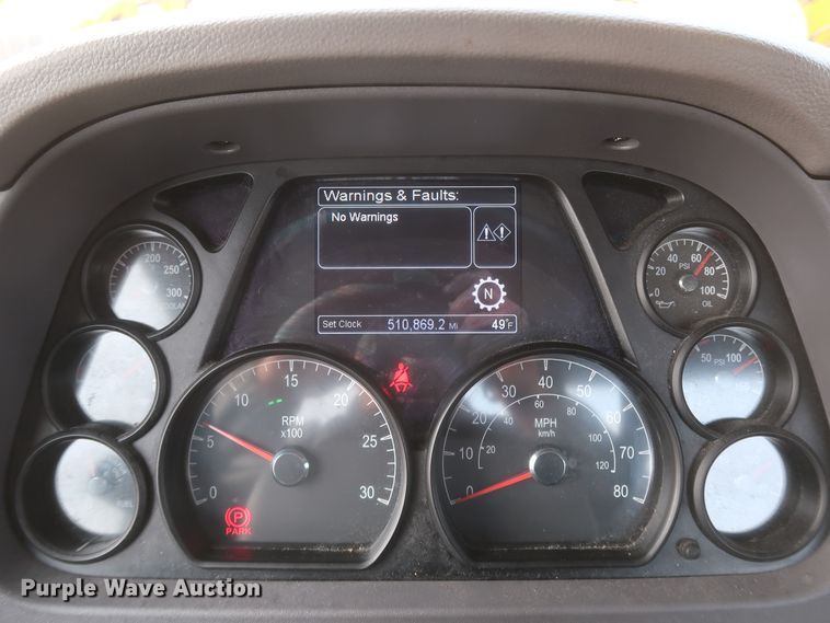 image for item KR9815 2016 Peterbilt 579  semi truck