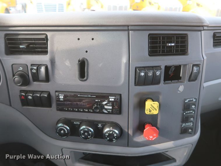 image for item KR9815 2016 Peterbilt 579  semi truck