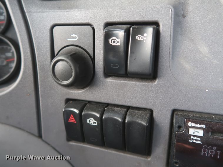 image for item KR9815 2016 Peterbilt 579  semi truck