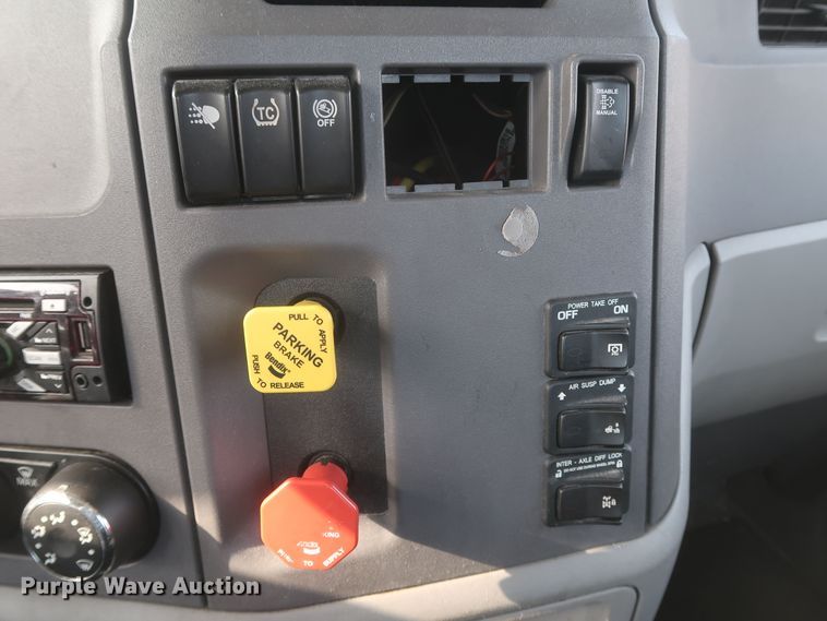 image for item KR9815 2016 Peterbilt 579  semi truck