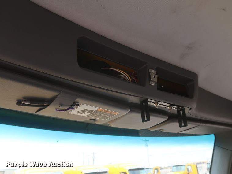 image for item KR9815 2016 Peterbilt 579  semi truck