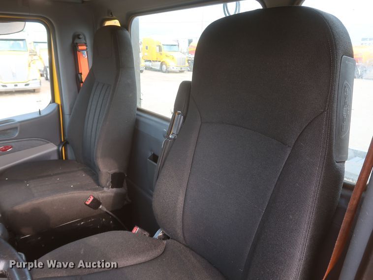 image for item KR9815 2016 Peterbilt 579  semi truck