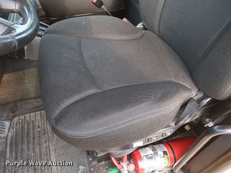 image for item KR9815 2016 Peterbilt 579  semi truck