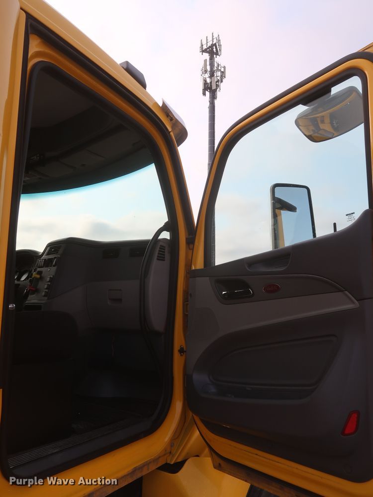 image for item KR9815 2016 Peterbilt 579  semi truck