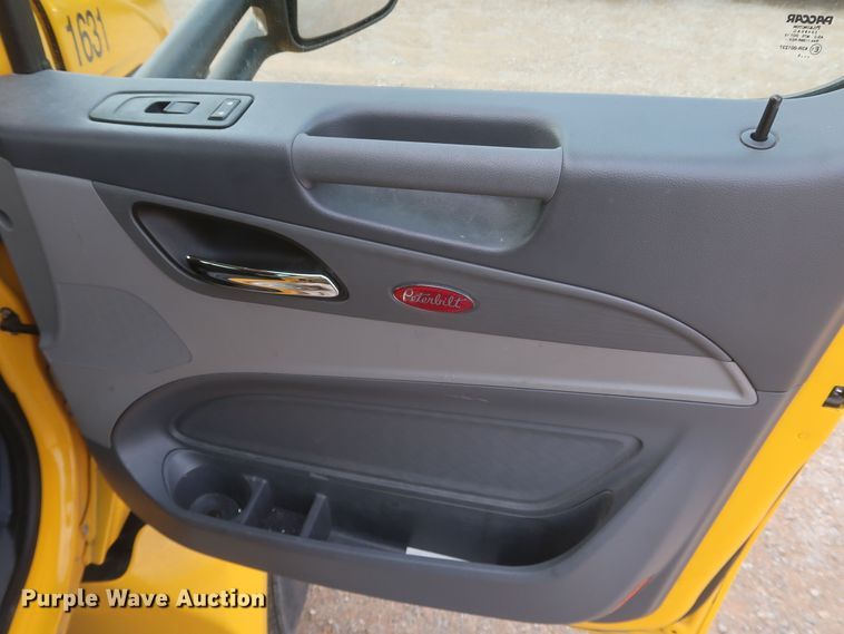 image for item KR9815 2016 Peterbilt 579  semi truck