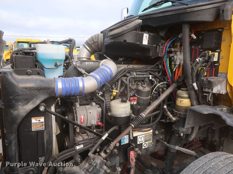 image for item KR9815 2016 Peterbilt 579  semi truck