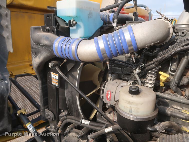 image for item KR9815 2016 Peterbilt 579  semi truck