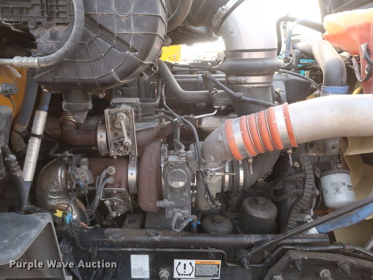 image for item KR9815 2016 Peterbilt 579  semi truck