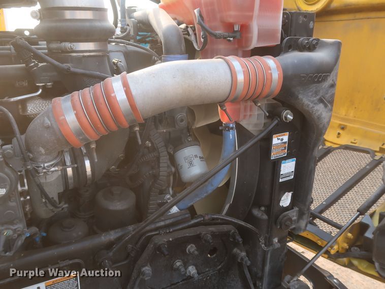 image for item KR9815 2016 Peterbilt 579  semi truck