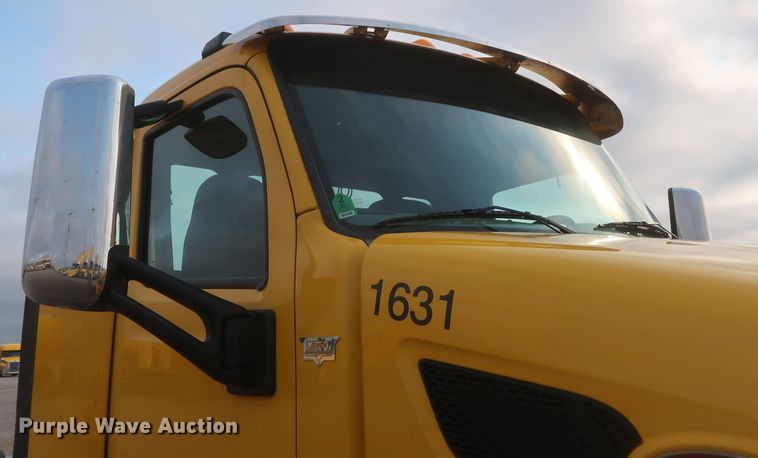 image for item KR9815 2016 Peterbilt 579  semi truck