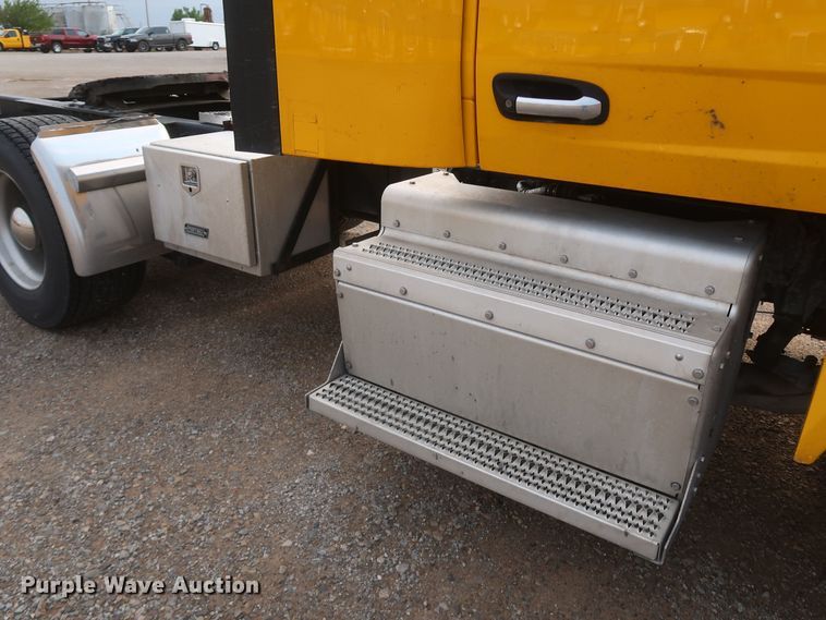 image for item KR9815 2016 Peterbilt 579  semi truck