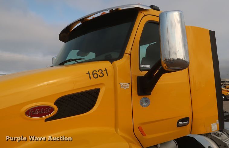 image for item KR9815 2016 Peterbilt 579  semi truck