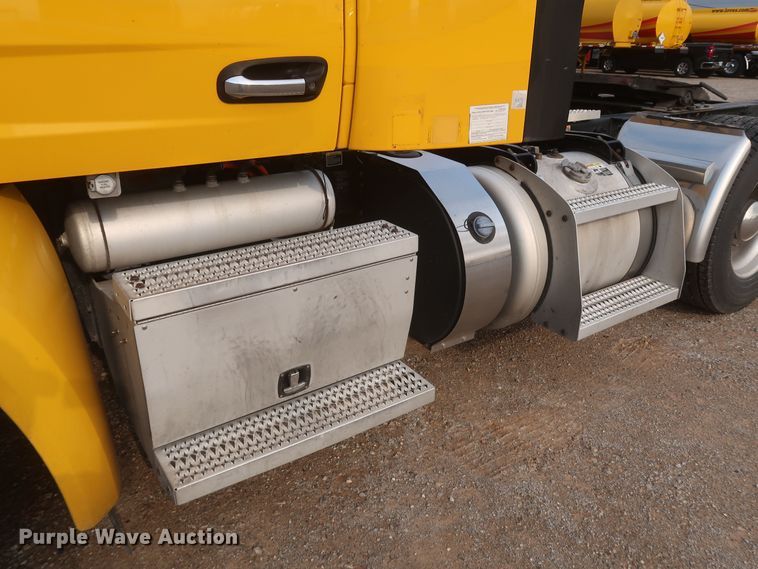 image for item KR9815 2016 Peterbilt 579  semi truck