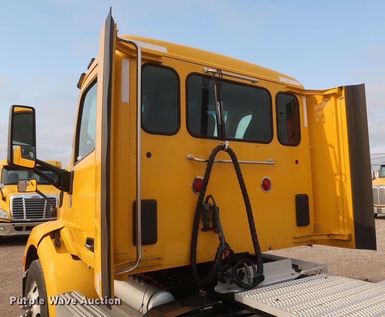 image for item KR9815 2016 Peterbilt 579  semi truck