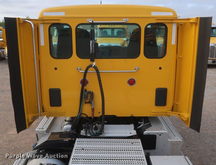 image for item KR9815 2016 Peterbilt 579  semi truck