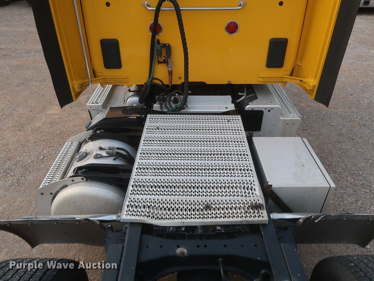 image for item KR9815 2016 Peterbilt 579  semi truck