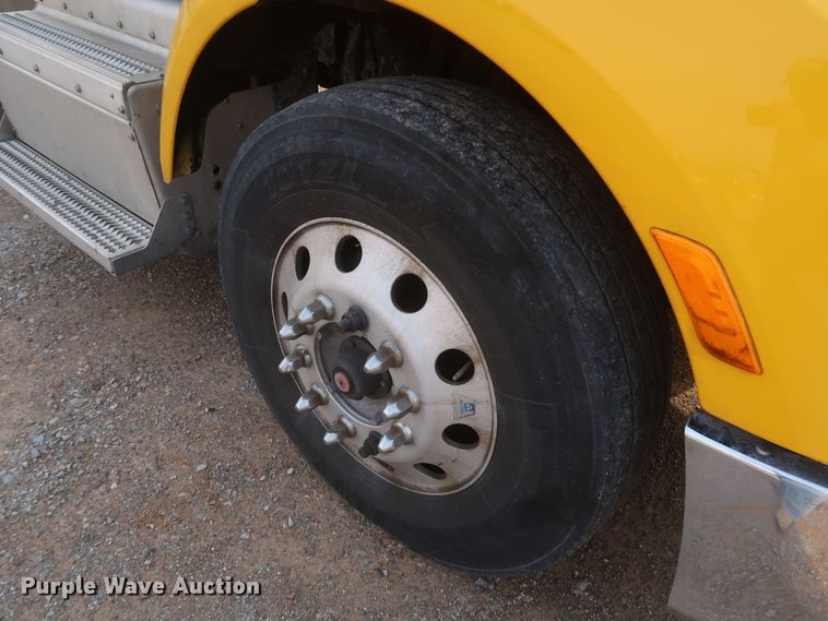 image for item KR9815 2016 Peterbilt 579  semi truck