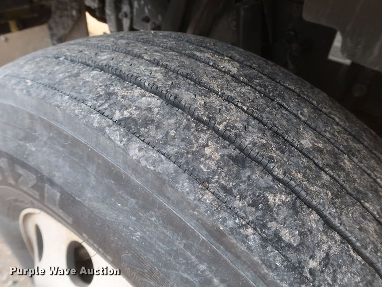 image for item KR9815 2016 Peterbilt 579  semi truck