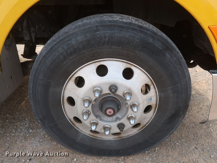 image for item KR9815 2016 Peterbilt 579  semi truck