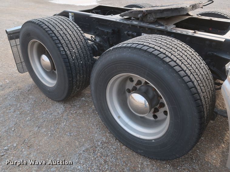 image for item KR9815 2016 Peterbilt 579  semi truck