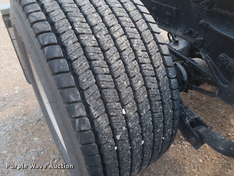 image for item KR9815 2016 Peterbilt 579  semi truck