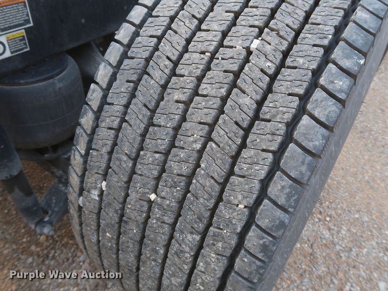 image for item KR9815 2016 Peterbilt 579  semi truck